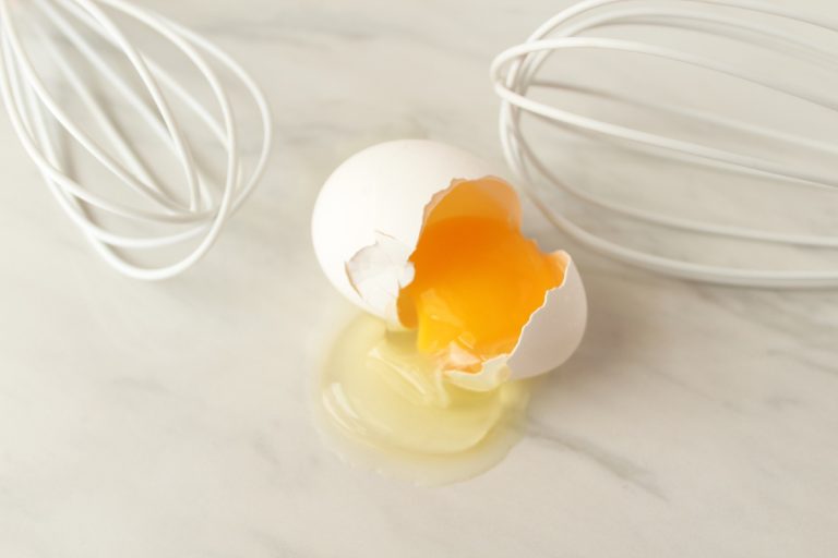 Un oeuf cassé sur la table