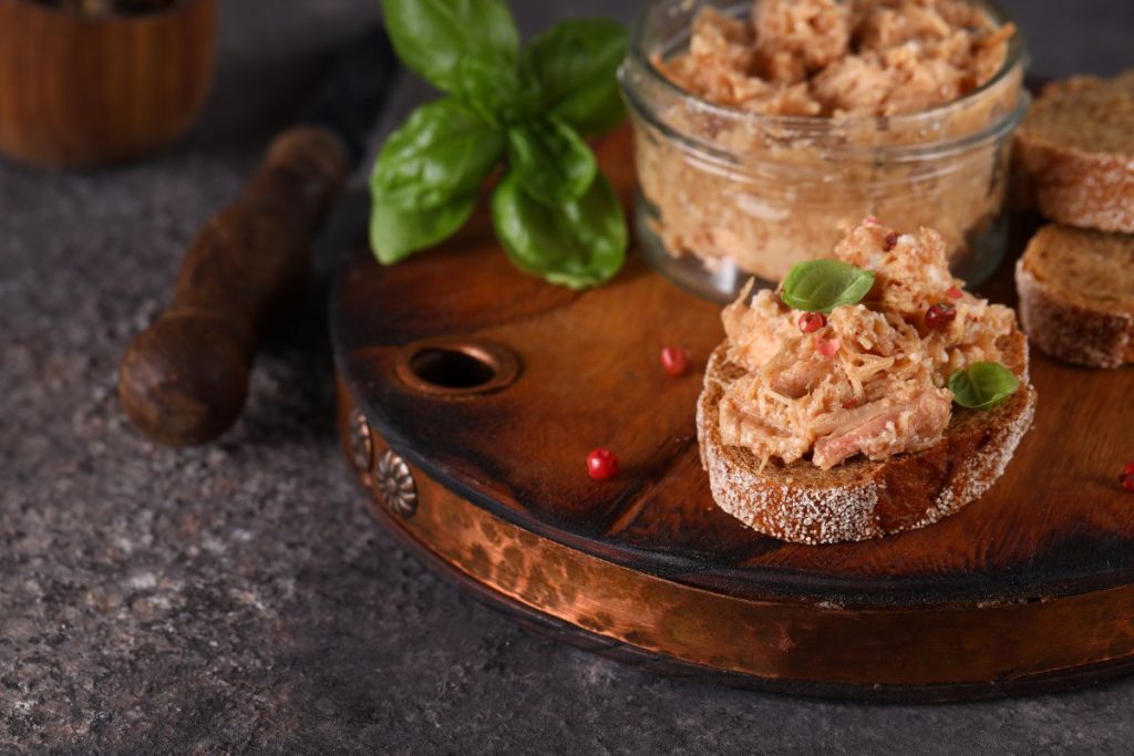 Pain avec une pâté au piment d'espelette
