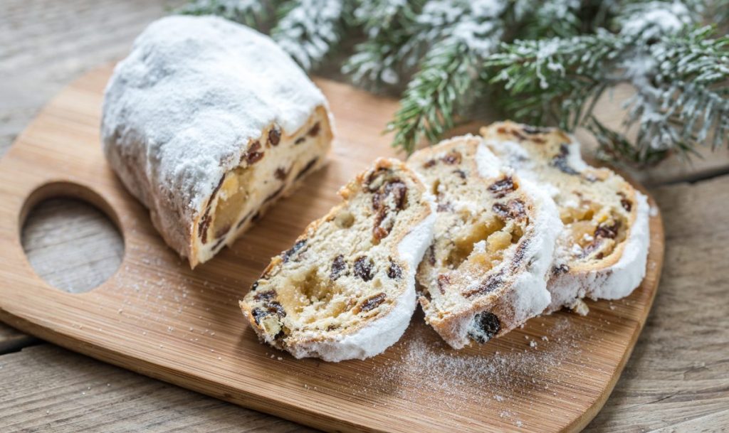 Pain stollen sur une planchette en bois
