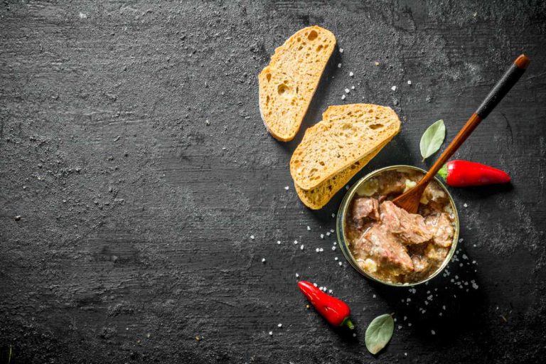 Pâté au piment d'espelette dans un bol près des pains