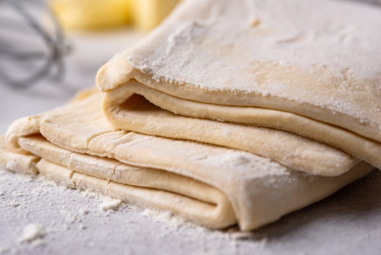 Pâte feuilletée préparée avec de la farine