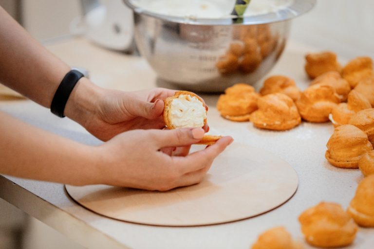 Une personne préparant des choux à la crème