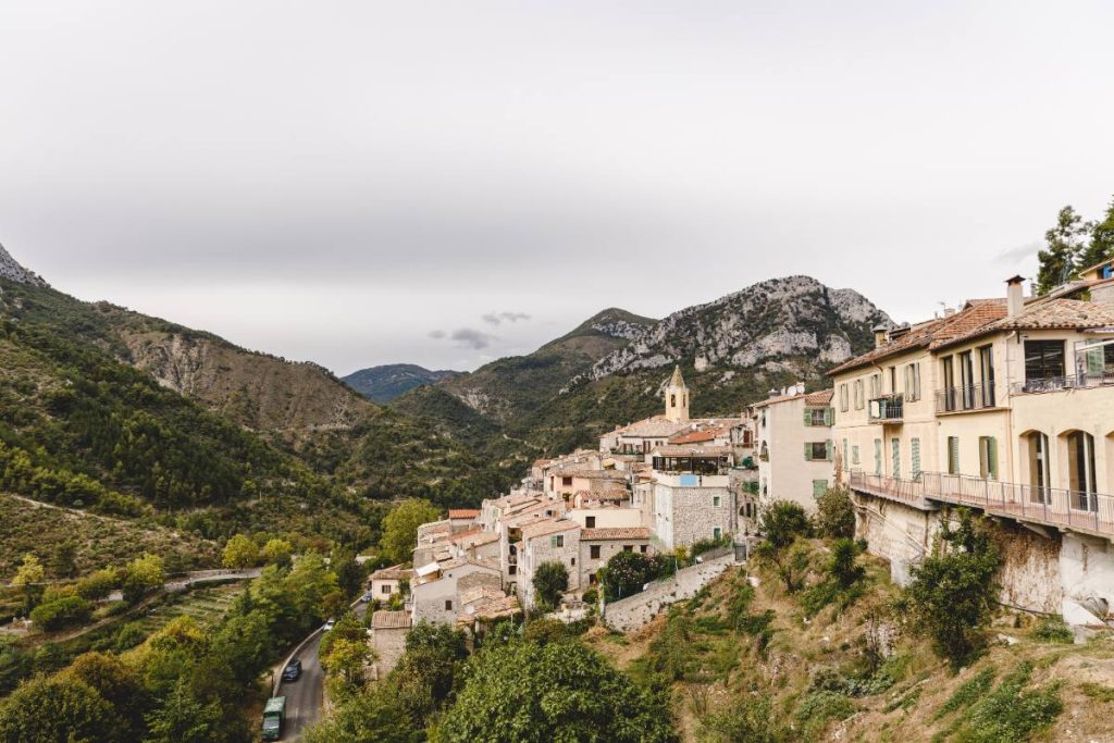 Une petite ville située dans des montagnes rocheuses