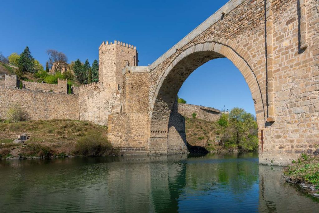 Pont en pierre ancien au-dessus d'une rivière