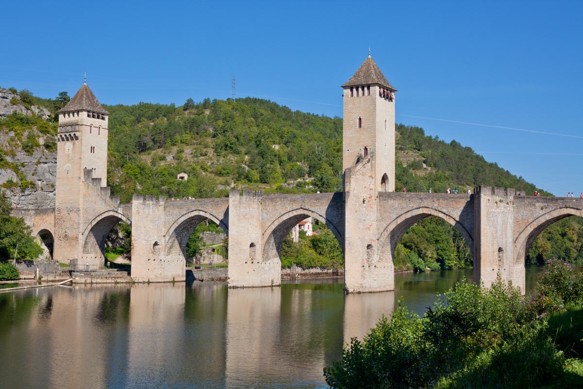Pourquoi ce pont médiéval fascine-t-il à Cahors ?