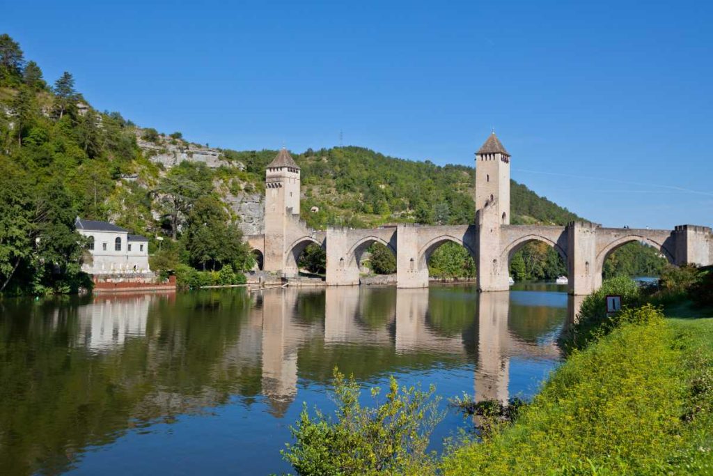 Une rivière passée sous le pont valentre