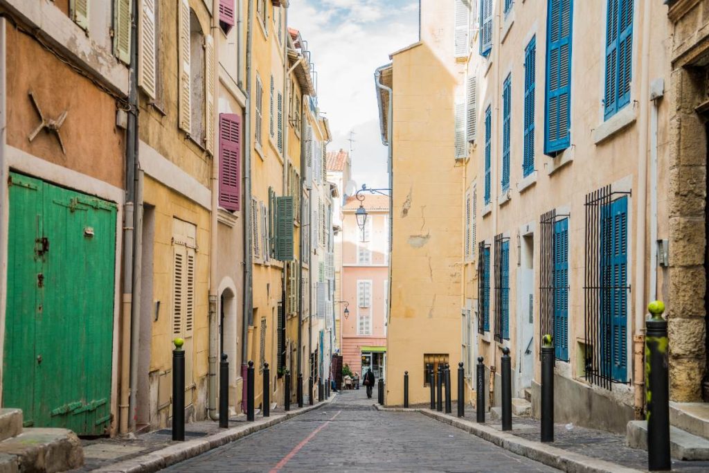 Une rue étroite entre des bâtiments colorés