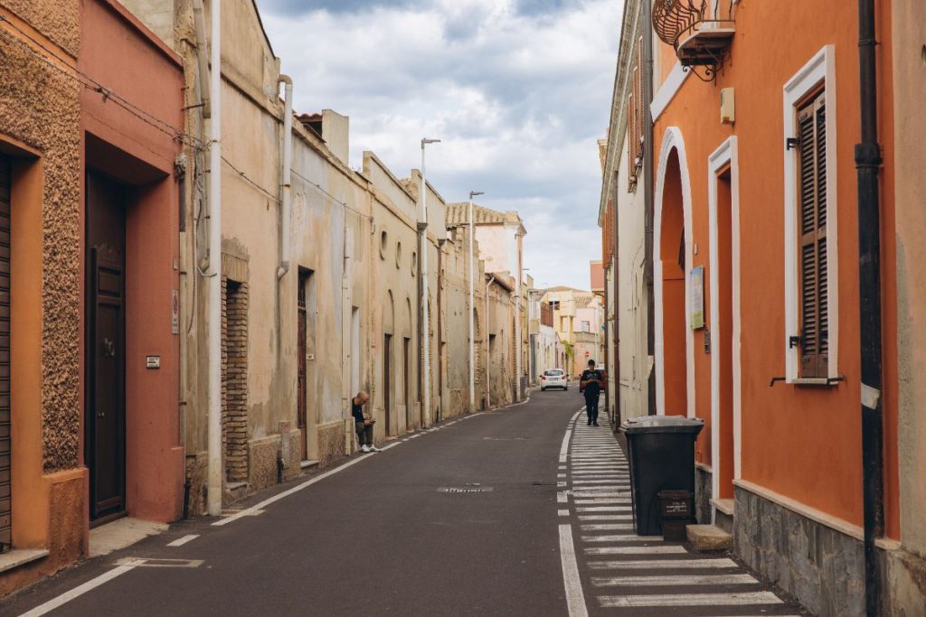 Une rue étroite et tranquille bordée de bâtiments