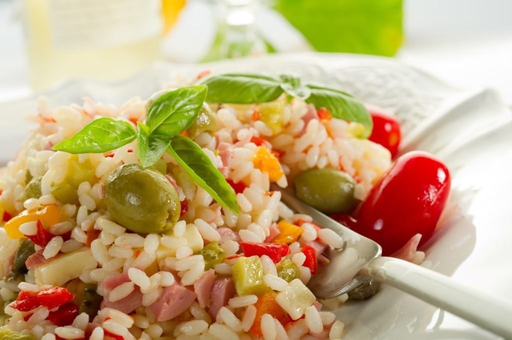 Salade de riz colorée avec des olives et des tomates