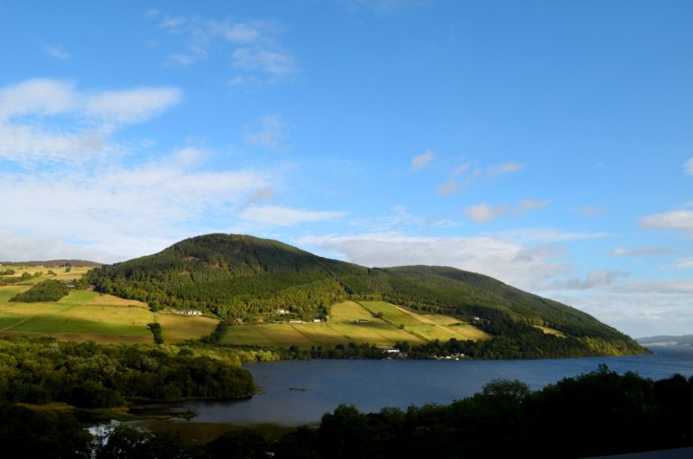 Superbes collines verdoyant entourant le loch ness