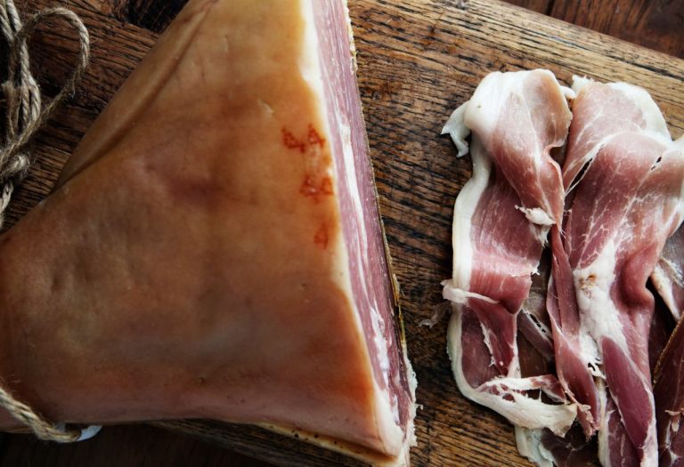Une tranche de jambon cuit sur une planche en bois