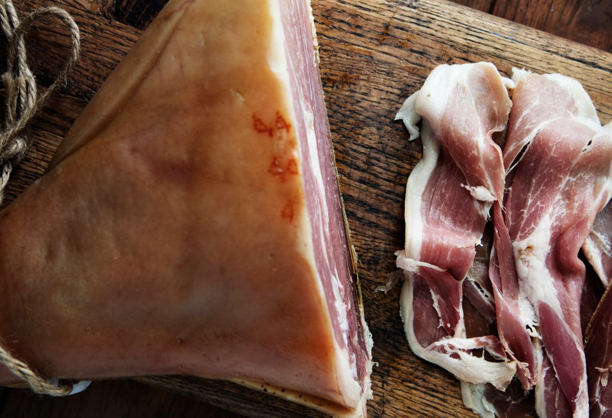 Jambon cru maison : combien de temps faut-il le laisser au sel ?