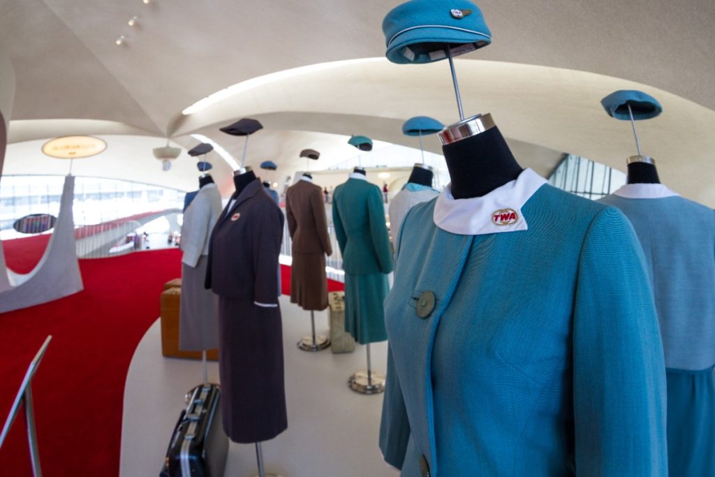 Des uniformes posés sur des mannequins