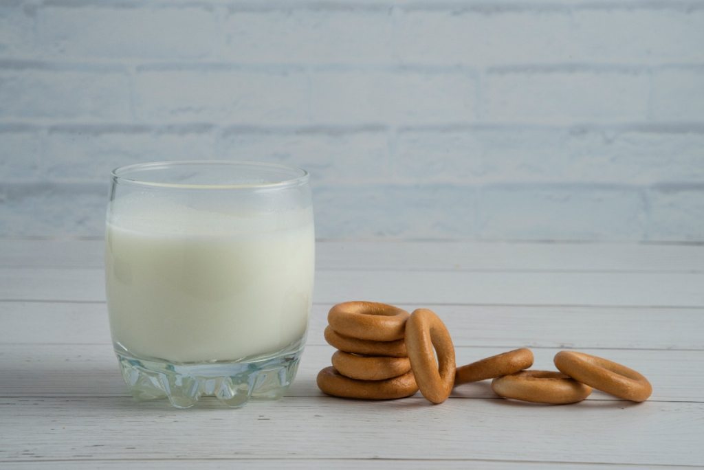 Un verre de lait avec du pain