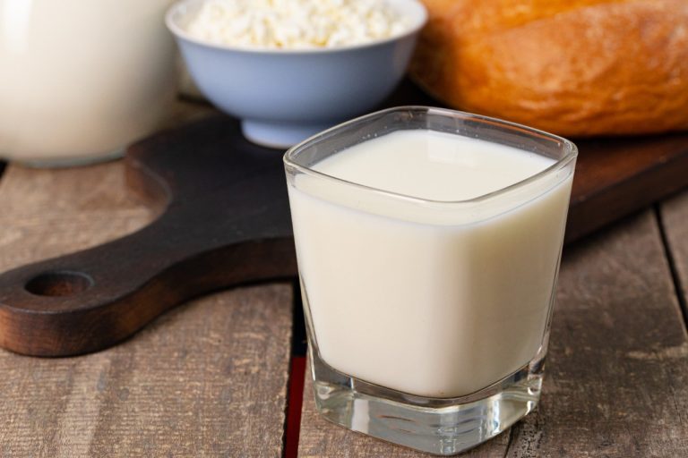 Un verre de lait sur la table