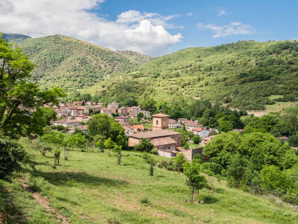 Un village pittoresque niché au coeur des collines verdoyantes