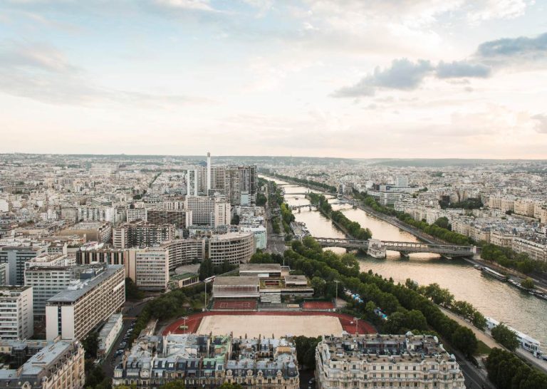 Ville de Paris avec plusieurs immeubles